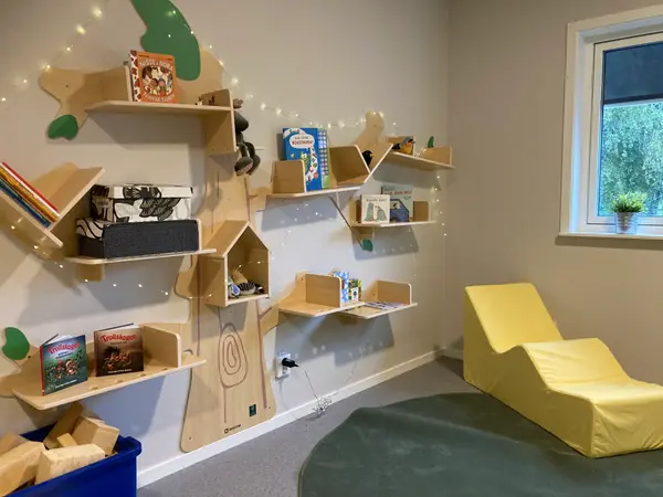 Inomhus hyllor med leksaker